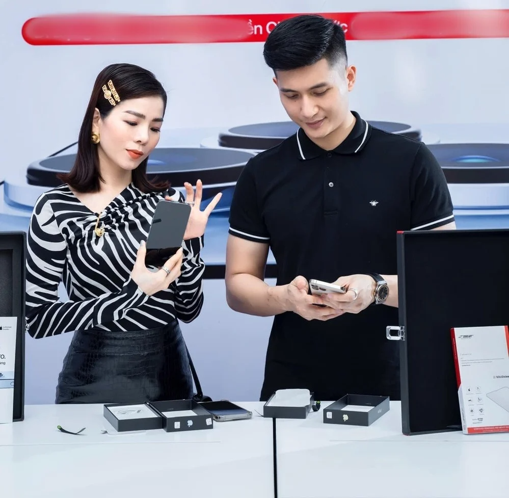 Dù đối mặt với vô số lời ra tiếng vào nhưng 'chuyện tình chị em' này vẫn tiến triển vô cùng tốt Dù đối mặt với vô số lời ra tiếng vào nhưng 'chuyện tình chị em' này vẫn tiến triển vô cùng tốt