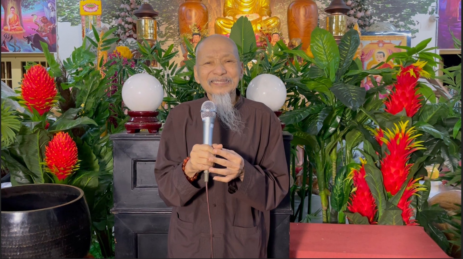 Cuộc sống của những người lớn và nhóm trẻ sinh sống tại Tịnh Thất Bồng Lai được dư luận đặc biệt quan tâm