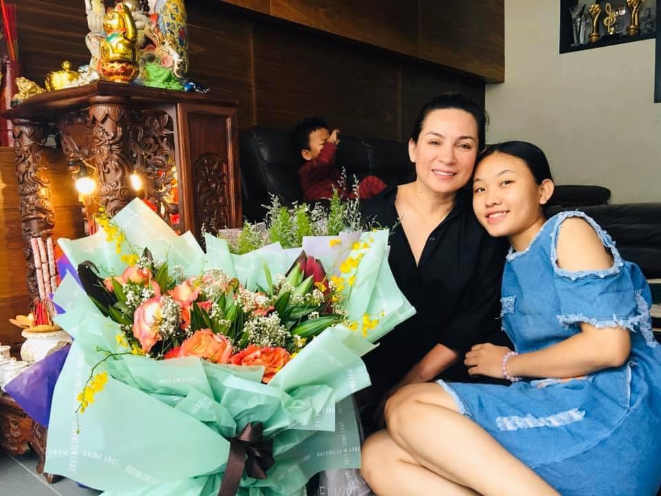 Thiêng Ngân chia sẻ hình ảnh dựa vào vai Phi Nhung nhân ngày 8/3