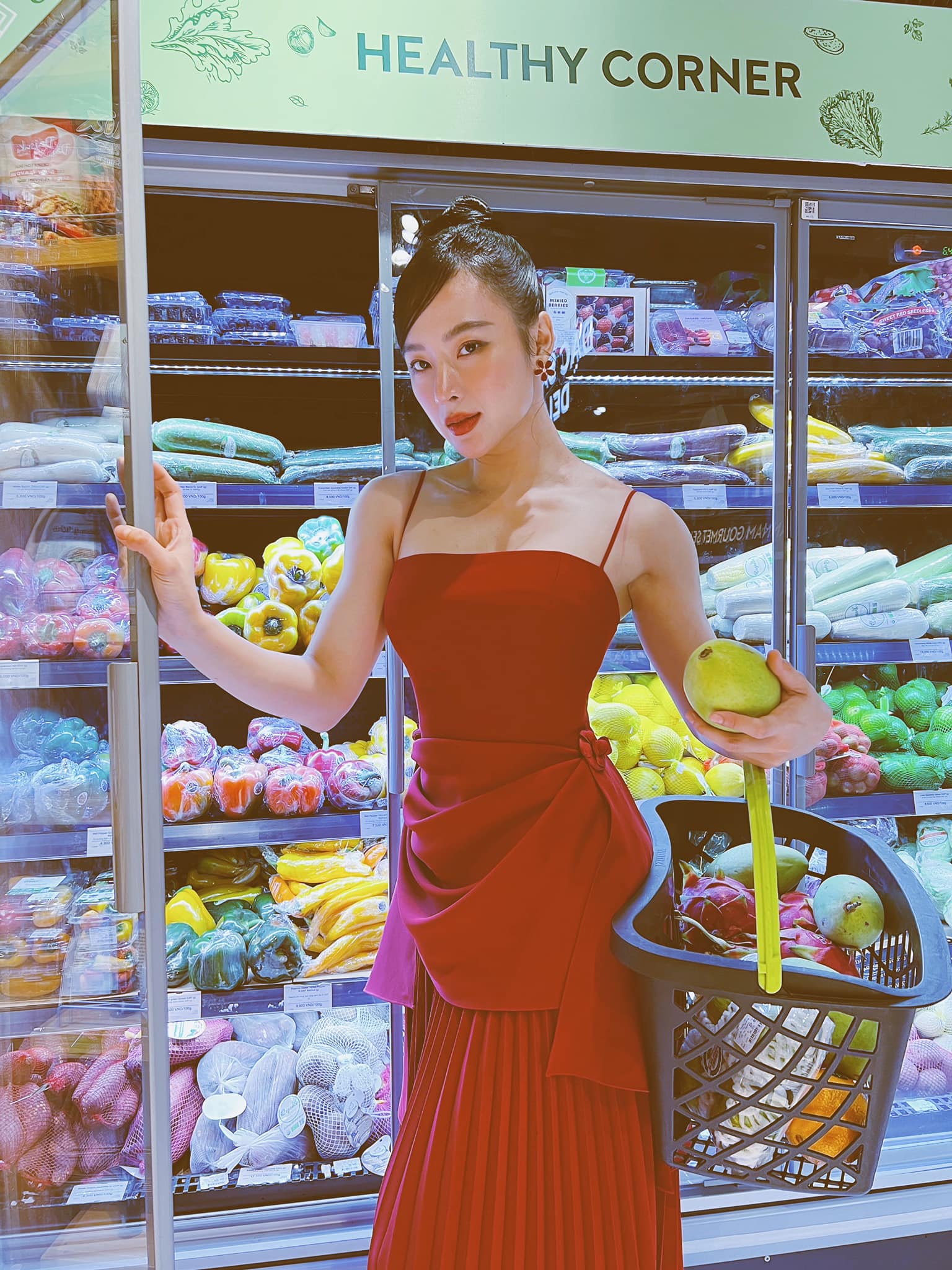 Đi chợ thôi, Angela Phương Trinh cũng đầu tư hẳn 'quả váy' hai dây khoe cơ bắp lực lưỡng...