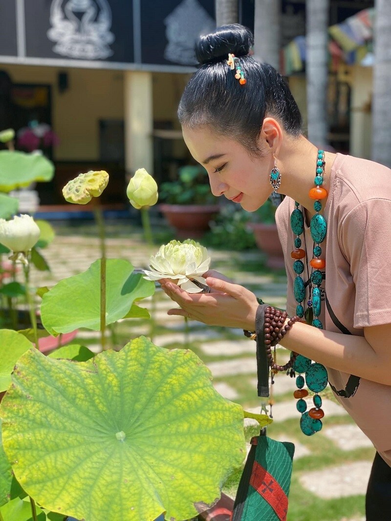 Kể từ khi tuyên bố bước vào con đường tu tập, Angela Phương Trinh hiếm khi chia sẻ quan điểm về tình cảm Kể từ khi tuyên bố bước vào con đường tu tập, Angela Phương Trinh hiếm khi chia sẻ quan điểm về tình cảm