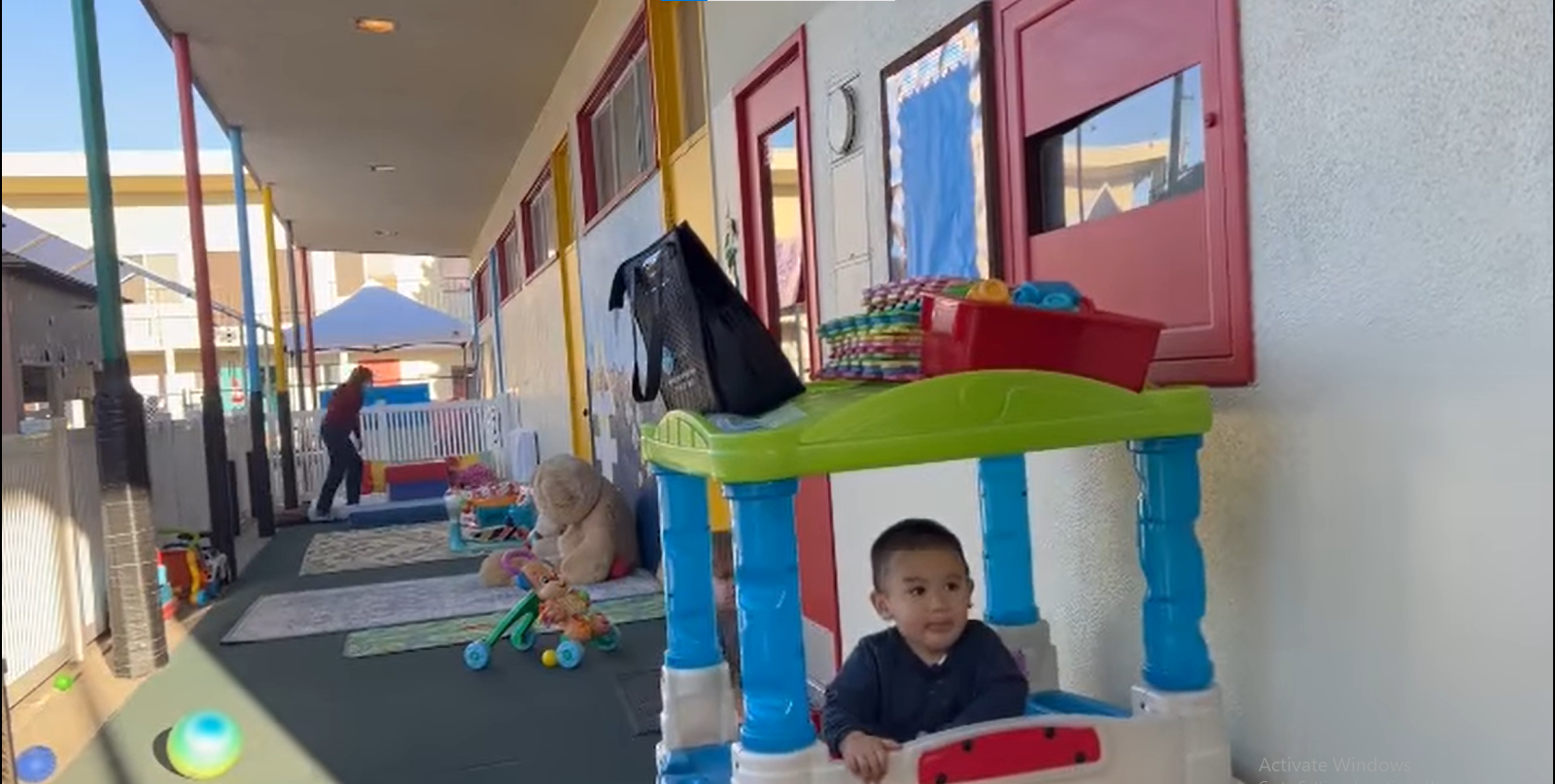 Con gái ruột của Phi Nhung khiến cả cõi mạng tan chảy khi cập nhật khoảnh khắc con trai vui đùa tại trường học