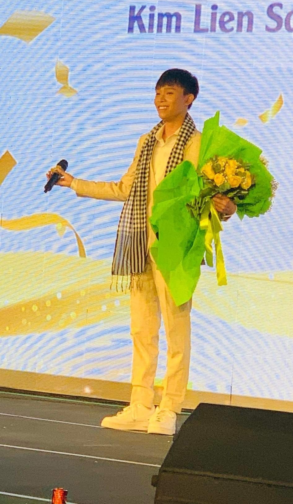 Hồ Văn Cường giản dị trong show diễn gần đây, dù sở hữu mức thù lao khủng thế nhưng con nuôi Phi Nhung vẫn duy trì nếp sống tối giản Hồ Văn Cường giản dị trong show diễn gần đây, dù sở hữu mức thù lao khủng thế nhưng con nuôi Phi Nhung vẫn duy trì nếp sống tối giản