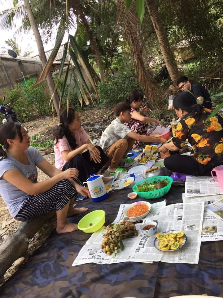 Con nuôi Phi Nhung ăn vận giản dị với áo phông quần tây, quây quần bên người thân để tổ chức một bữa tiệc liên hoan tại quê nhà Con nuôi Phi Nhung ăn vận giản dị với áo phông quần tây, quây quần bên người thân để tổ chức một bữa tiệc liên hoan tại quê nhà