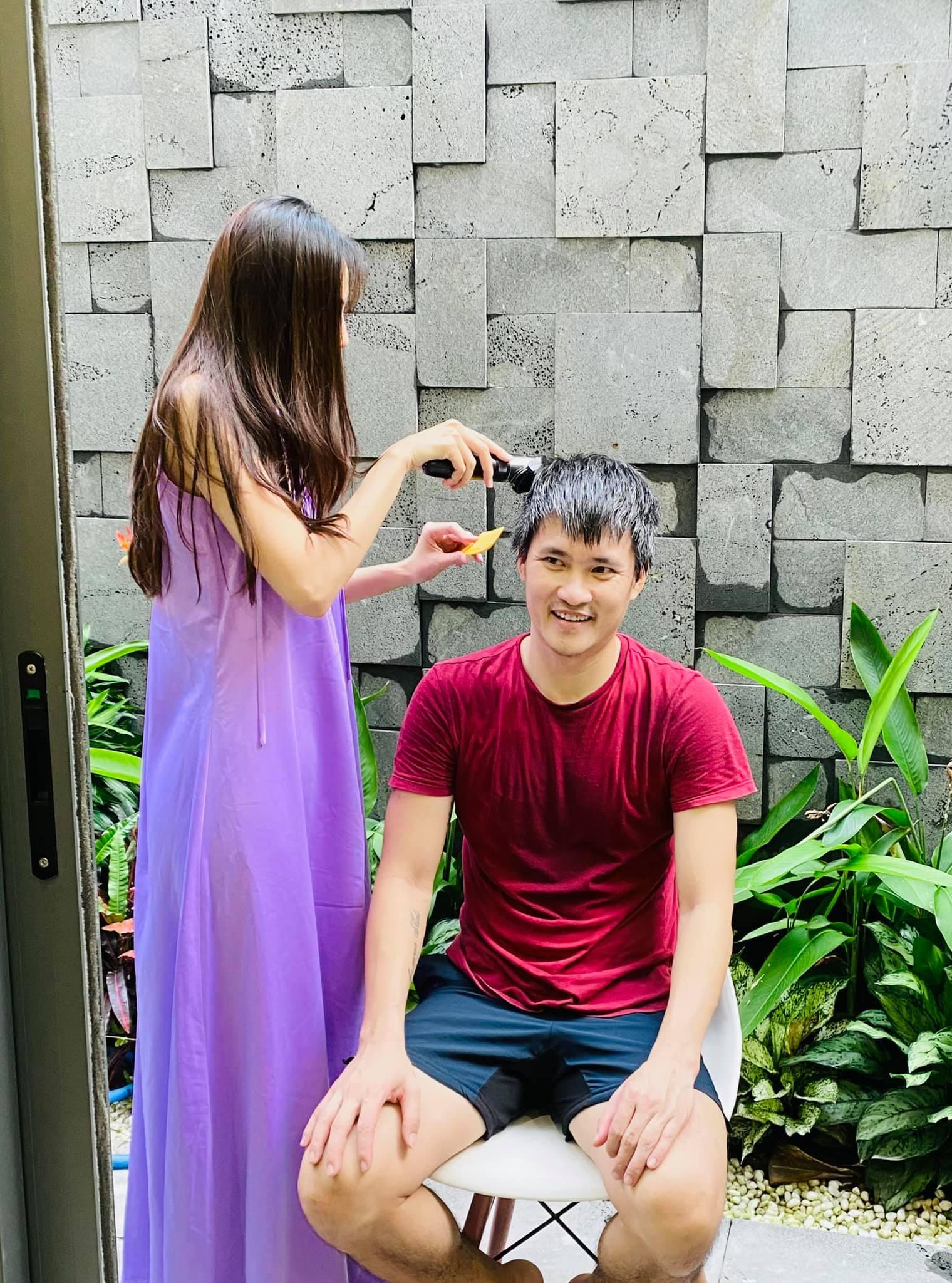 Công Vinh từng thổ lộ từng quyết định chia tay với Thủy Tiên khi hẹn hò do sức ép của dư luận. Tuy nhiên với tình yêu cả hai đã cố gắng vượt lên và làm lại từ đầu