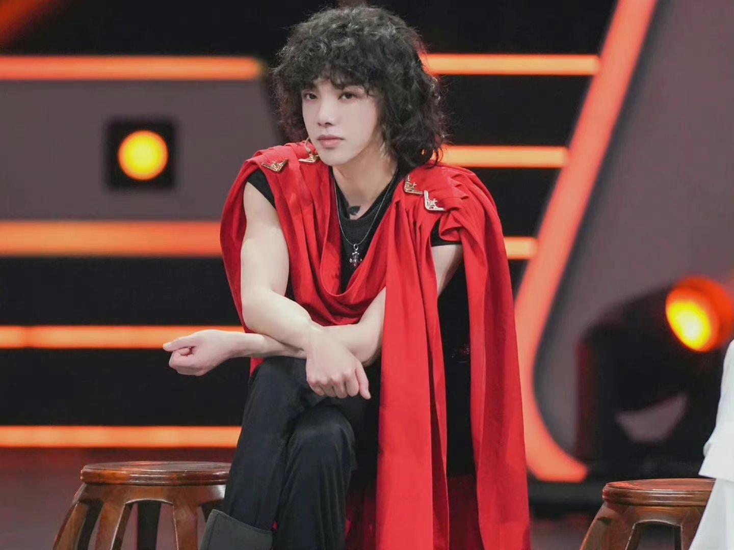 Hoa Thần Vũ trong tạo hình Bộ Kinh Vân tham gia show Vương Bài Đối Vương Bài. 