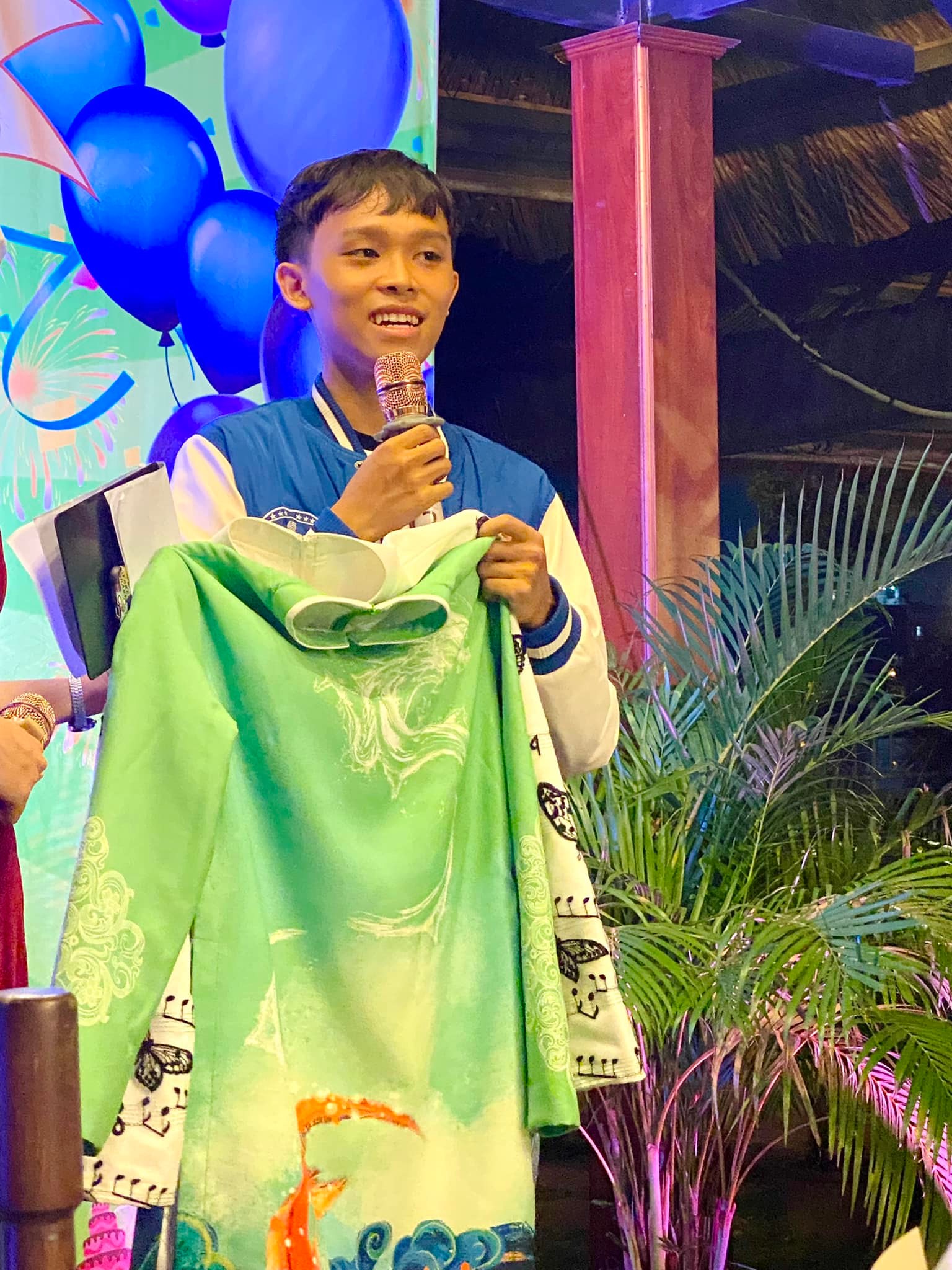 Trong khi tình hình dịch Covid-19 diễn biến phức tạp và Phi Nhung vừa mất chưa được 1 năm, việc Hồ Văn Cường tụ tập vui vẻ khiến dân tình phải bàn tán