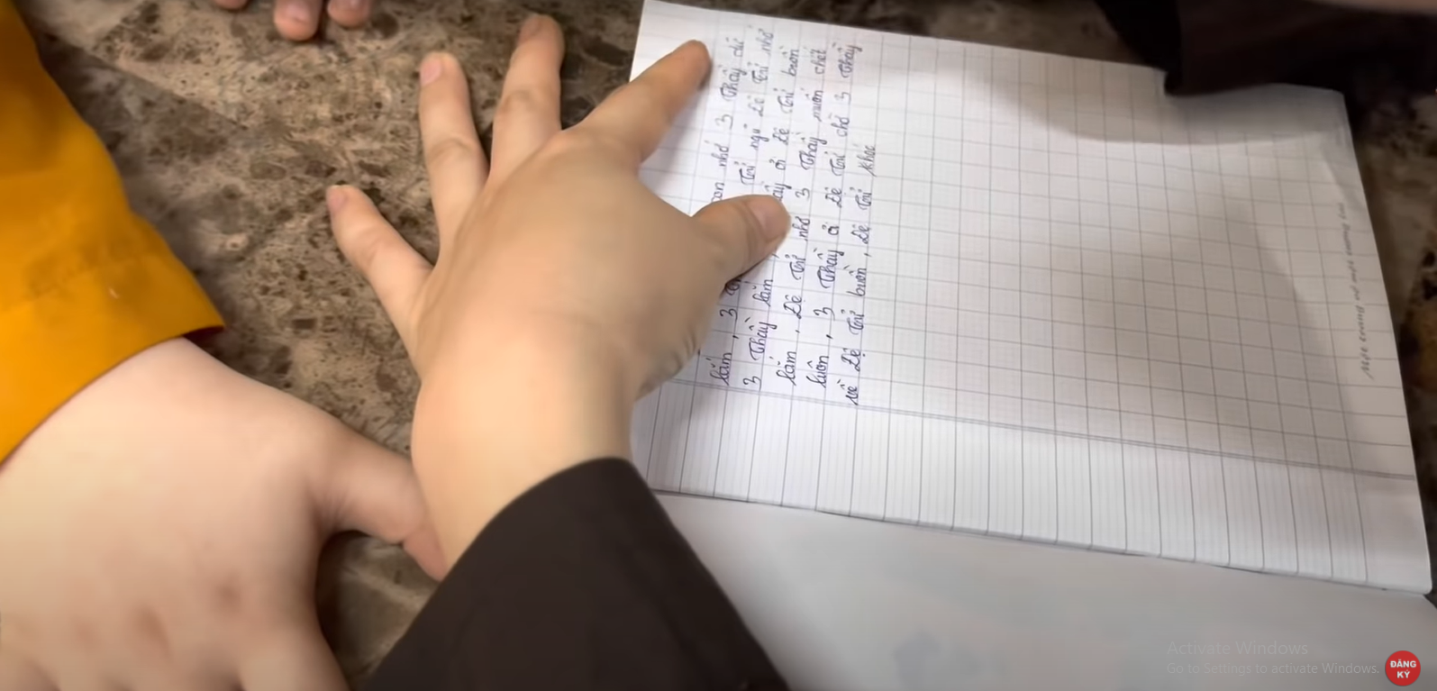 CDM đang dấy lên nghi vấn đây là cảm xúc thật hay chỉ là chiêu trò mà người lớn tại Tịnh Thất Bồng Lai vạch ra để 'chú tiểu' làm theo nhằm đánh vào lòng thương của công chúng