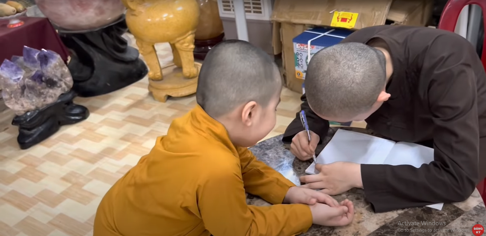 Trong đoạn video, 'chú tiểu' liên tục bày tỏ nỗi nhớ các 'thầy'