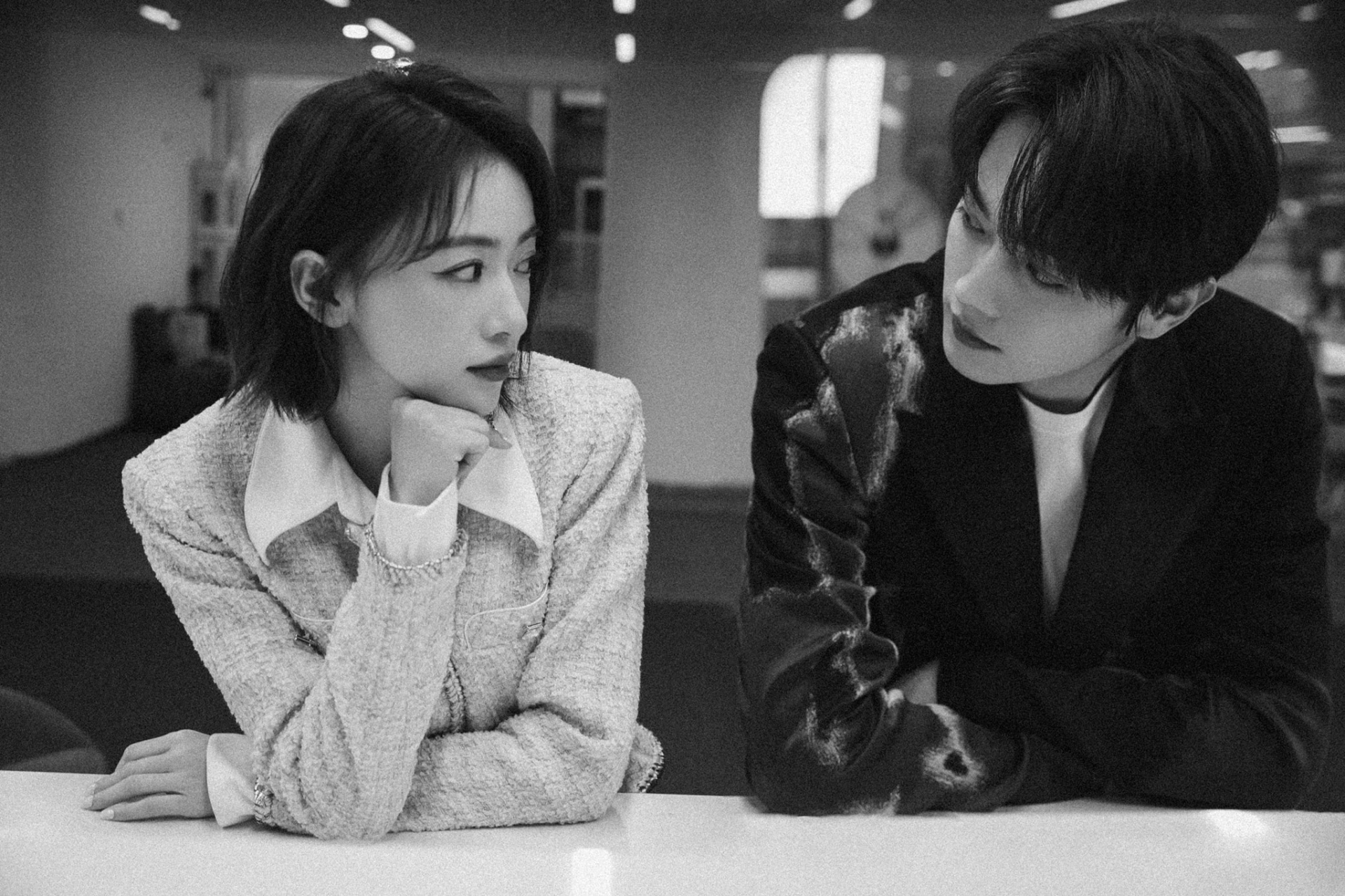 Loạt ảnh đen trắng của cặp đôi 'Thượng Thực' Hứa Khải và Ngô Cẩn Ngôn