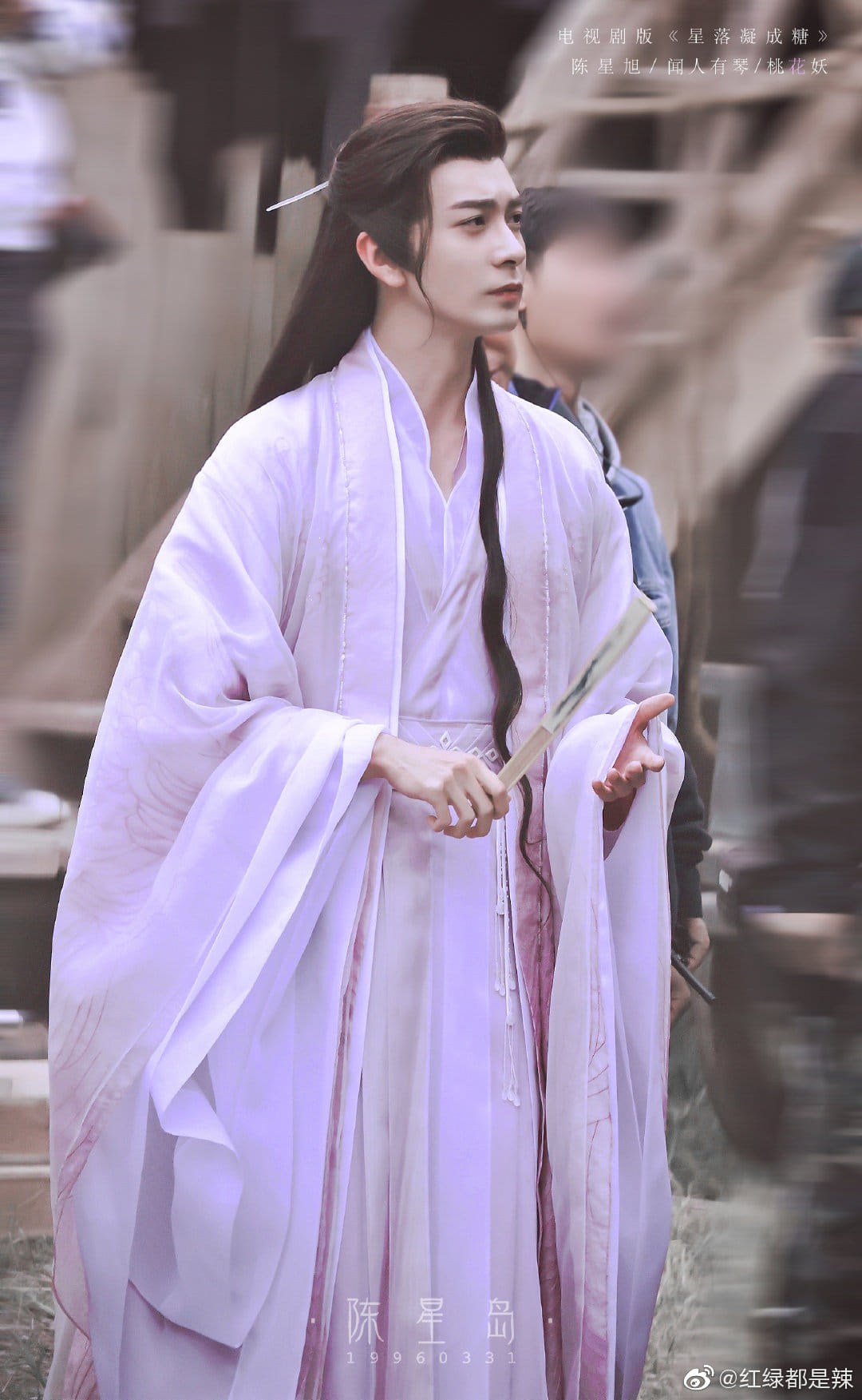 Hình ảnh hậu trường Trần Tinh Húc bộ phim 'Tinh Lạc Ngưng Thành Đường' tạo hình y phục màu tím nhạt được đánh giá rất có khí chất