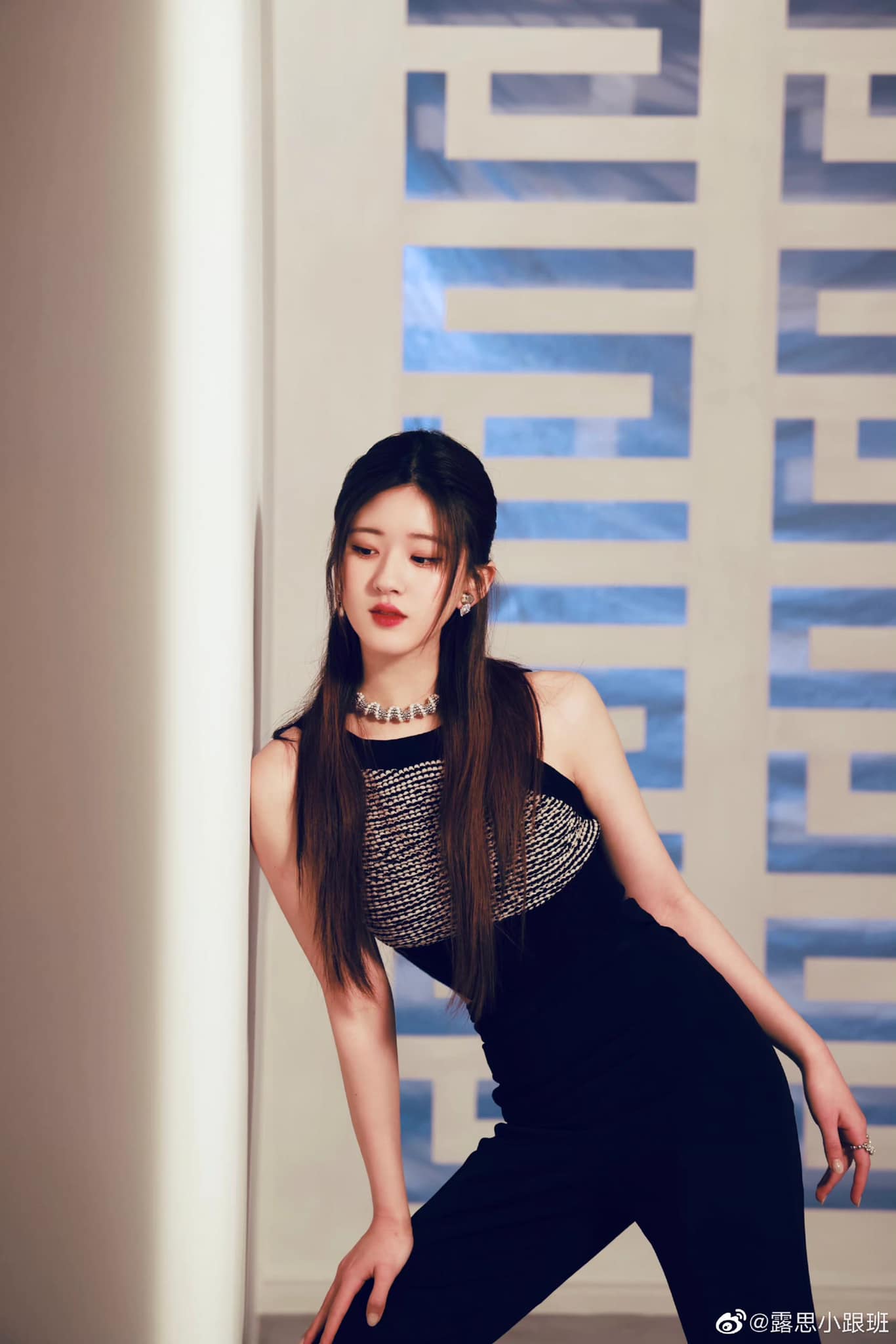 Dưa: Hiện tại Triệu Lộ Tư và Dương Siêu Việt có cạnh tranh khá lớn về mặt tài nguyên, vì hai người đi lộ tuyến giống nhau, nhưng Triệu Lộ Tư lại không đông fan bằng. Hai người hiện tại đều đang tiếp xúc một bộ tiên hiệp.