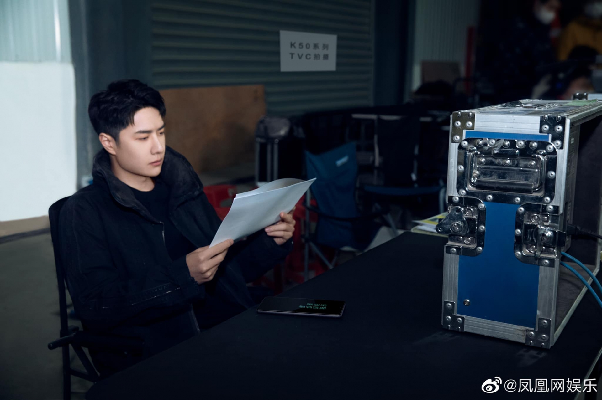 Hình ảnh Vương Nhất Bác chăm chú đọc kịch bản trên phim trường nhận được nhiều lời khen ngợi của Cnet