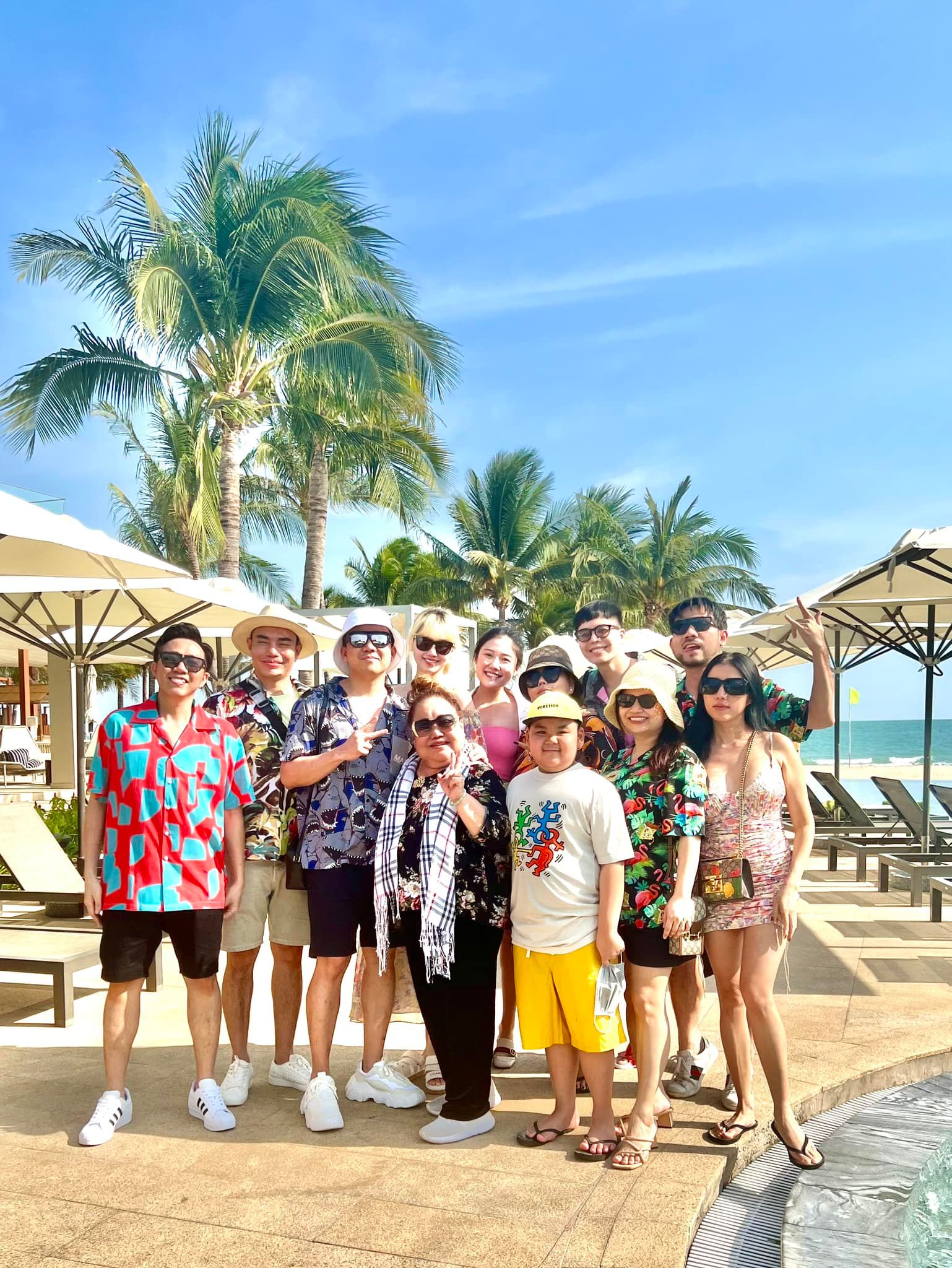 Trên trang cá nhân, anh không ngừng chia sẻ những khoảnh khắc vui vẻ bên đồng nghiệp