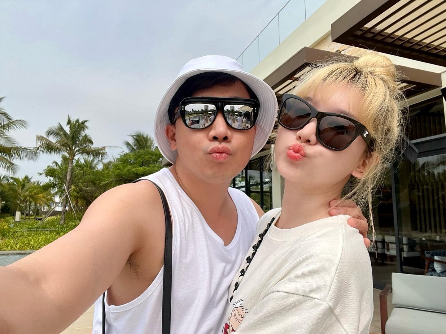 Trấn Thành và Hari Won đều nhiễm bệnh, do đã tiêm phòng đầy đủ nên tình hình sức khỏe không đáng lo ngại