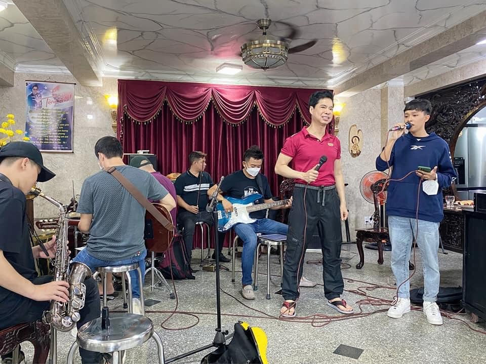 Hình ảnh mới nhất Hồ Văn Cường tập nhạc cùng danh ca Ngọc Sơn