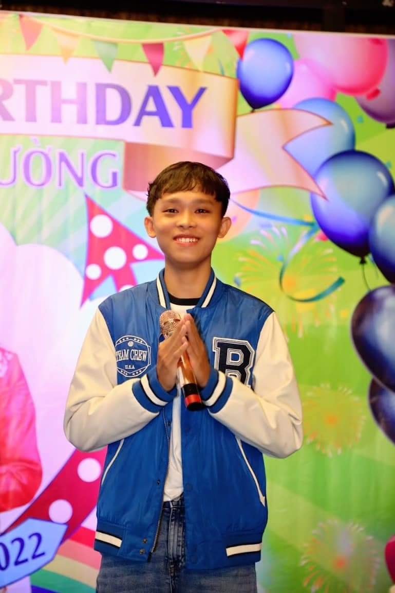 FC Hồ Văn Cường đã tổ chức bữa tiệc nhỏ để đánh dấu tuổi 19 của nam nghệ sĩ tại một khu nghỉ dưỡng