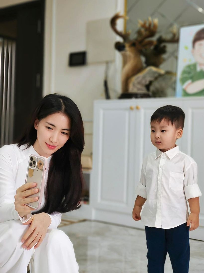 Hòa Minzy thường xuyên cập nhật những khoảnh khắc dễ thương của bé Bo Hòa Minzy thường xuyên cập nhật những khoảnh khắc dễ thương của bé Bo