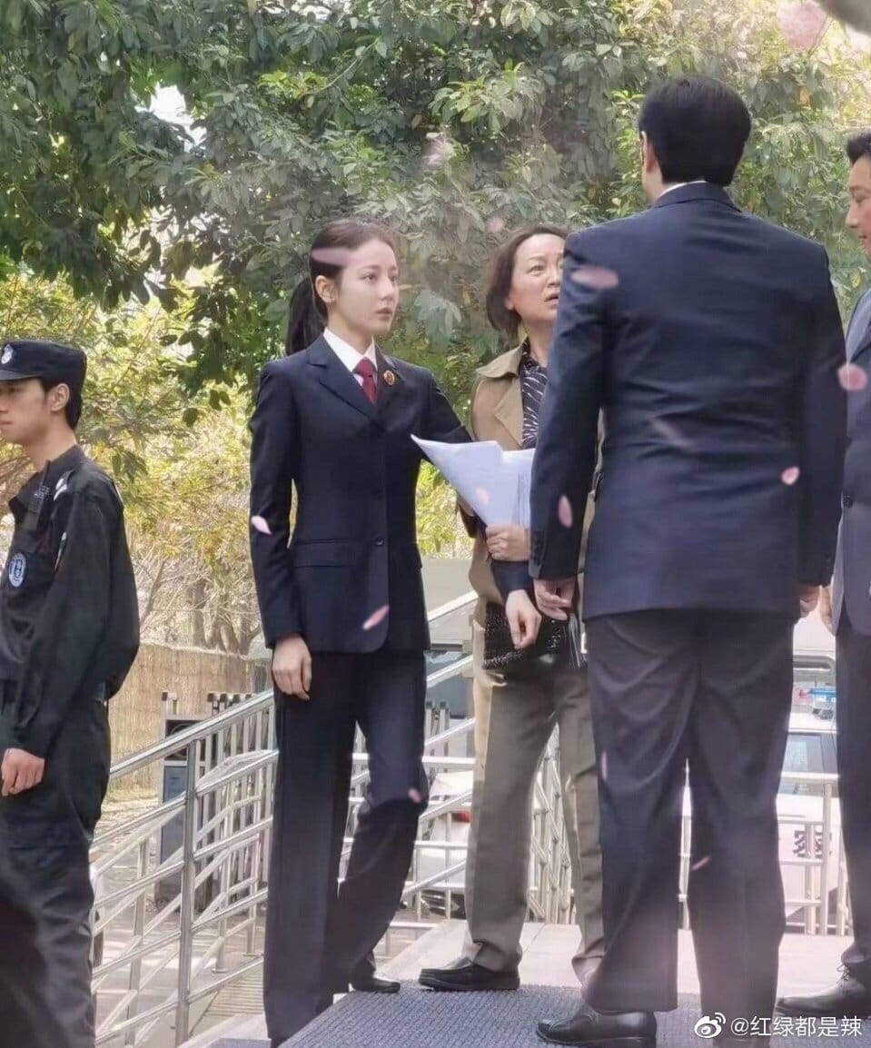 Hình ảnh tạo hình, hậu trường Địch Lệ Nhiệt Ba bộ phim đang quay 'Công Tố Tinh Anh'