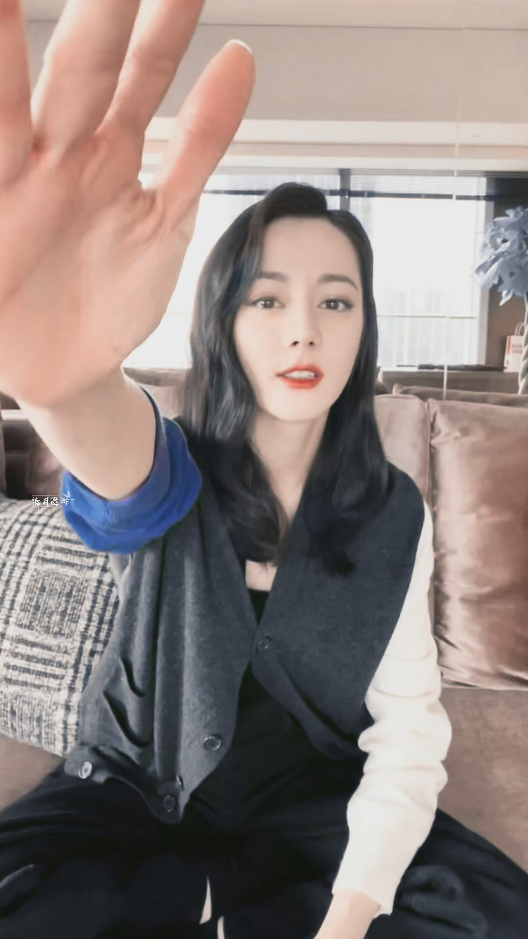 Hình ảnh của Địch Lệ Nhiệt Ba trong buổi livestream hôm nay