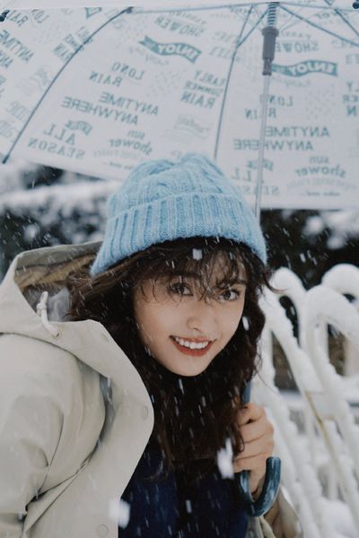 Bộ ảnh mới của Thẩm Nguyệt dưới nền tuyết trắng