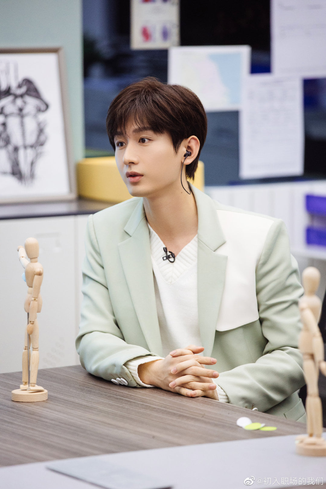 Hình ảnh của Thành Nghị trong show Chúng Ta Khi Mới Bước Vào Nghề. Ở show này nam diễn viên tiết lộ sở thích câu cá, tập gym...