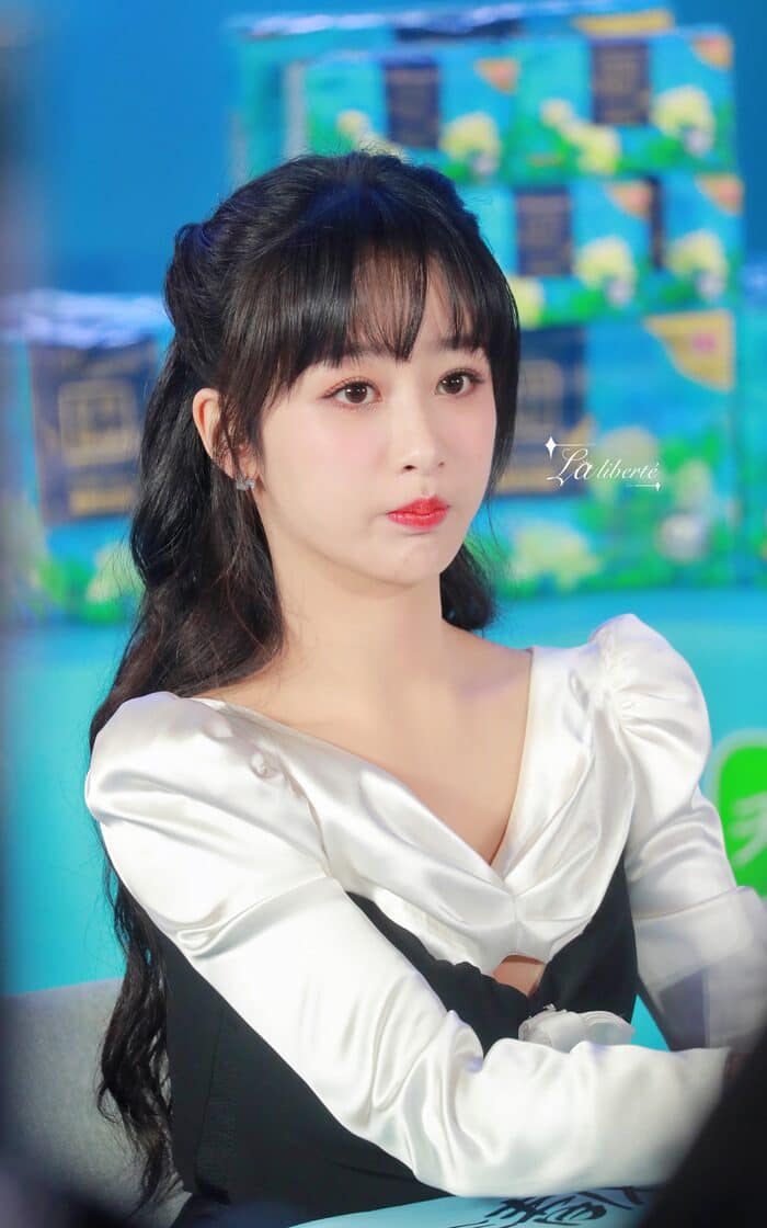  Dưa: Dương Tử thực ra là người khá kiệm lời, lúc riêng tư thì trông cô ấy không mấy vui vẻ.