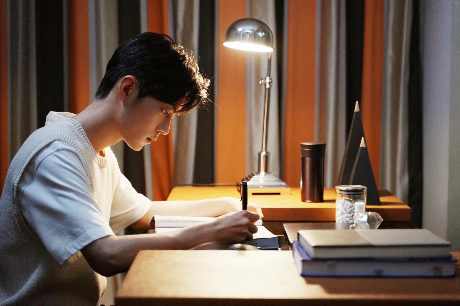 Phòng làm việc Tiêu Chiến cập nhật Weibo: 'Hôm nay là tiết Xuân phân, vạn vật hồi sinh. Cố Ngụy - Tiêu Chiến dịu dàng nhắc nhở, rét tháng ba năm nay có hơi dữ dội, mọi người chú ý giữ ấm nhé.'