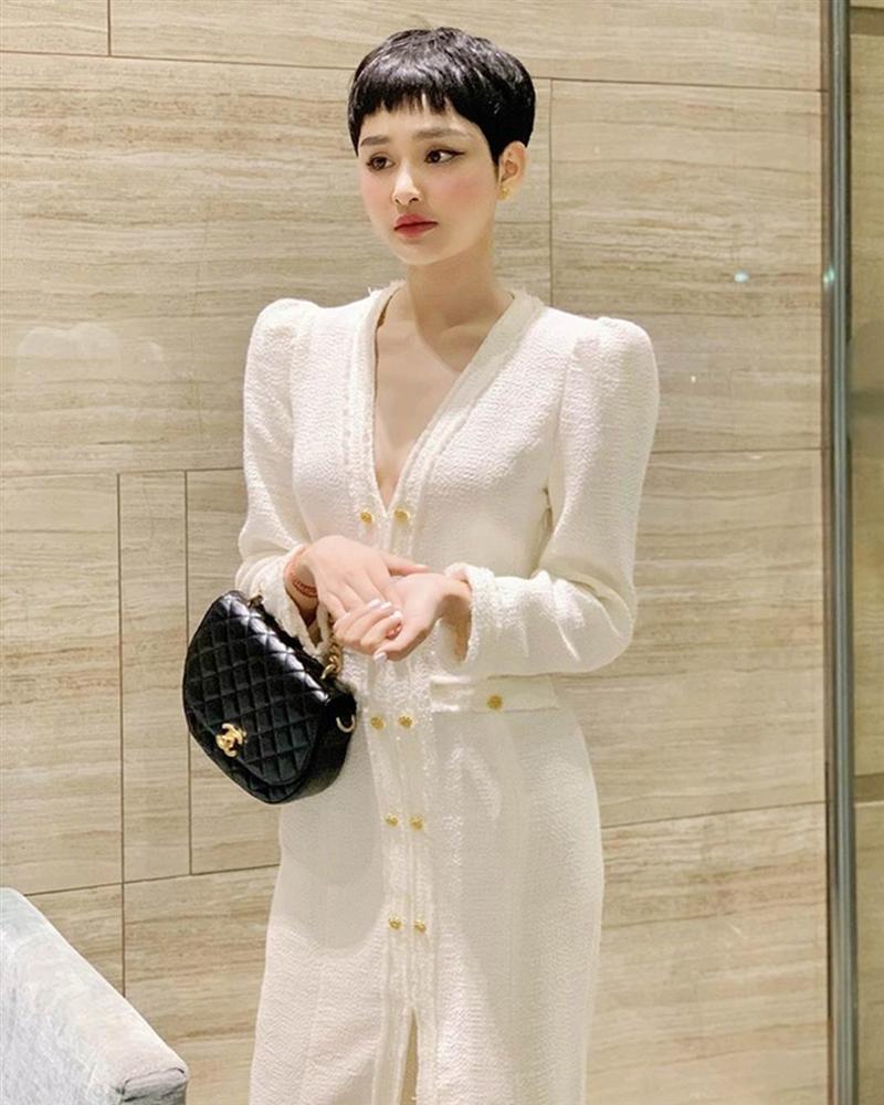 Nữ ca sĩ còn thường xuyên xuống phố với loạt túi hiệu đắt đỏ từ các nhà mốt như Dior, Prada, Gucci, LV...