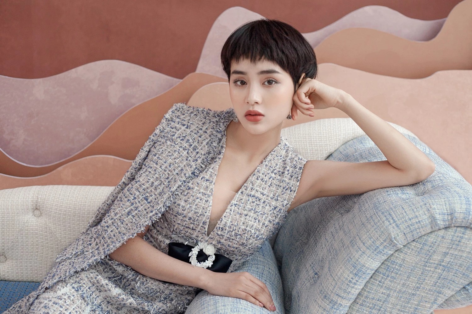 Thời điểm bỏ quê lên phố theo đuổi đam mê ca hát, Hiền Hồ không có lấy một xu dính túi, cô vừa đi hát vừa học