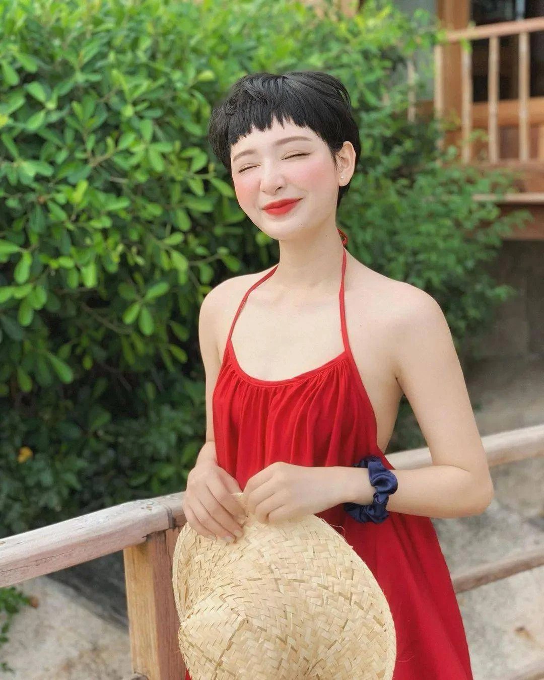 Lật lại tuổi thơ của ngôi sao 9x, không ít người phải thương cảm