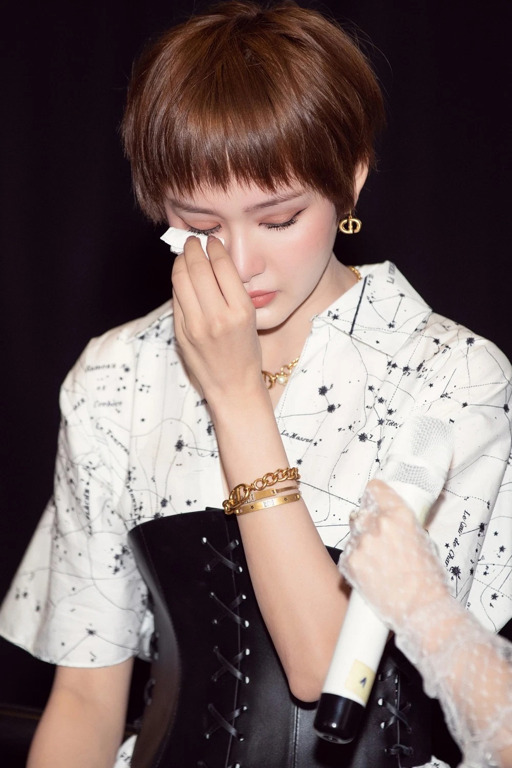 Hiền Hồ sinh ra trong một gia đình đông con, bố mất sớm nên bản thân cô cũng phải tự lập ngay từ nhỏ