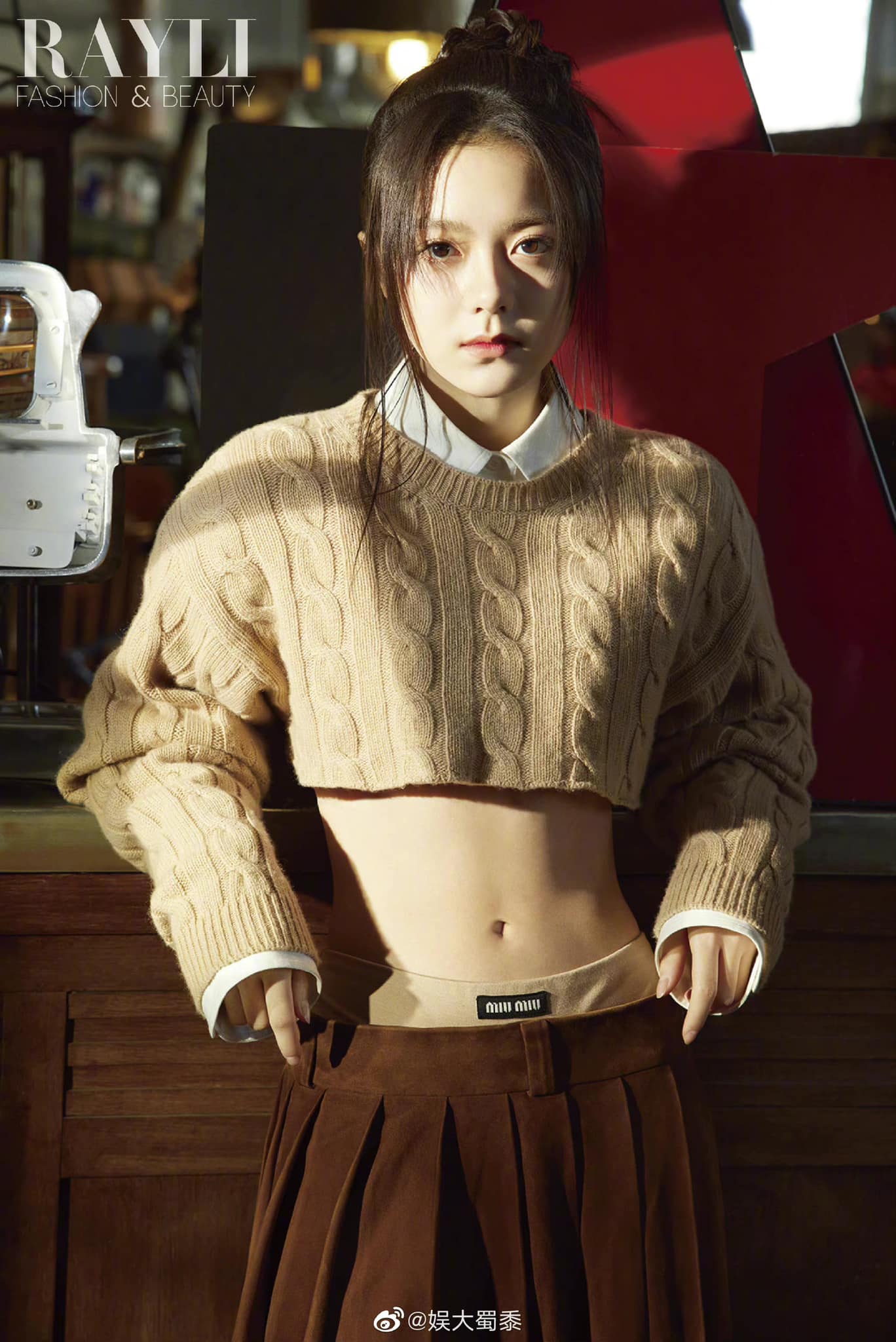 Loạt ảnh Triệu Kim Mạch chụp cho tạp chí Rayli gây ấn tượng mạnh mẽ với cư dân mạng, đặc biệt là vòng eo chuẩn không cần chỉnh trên.