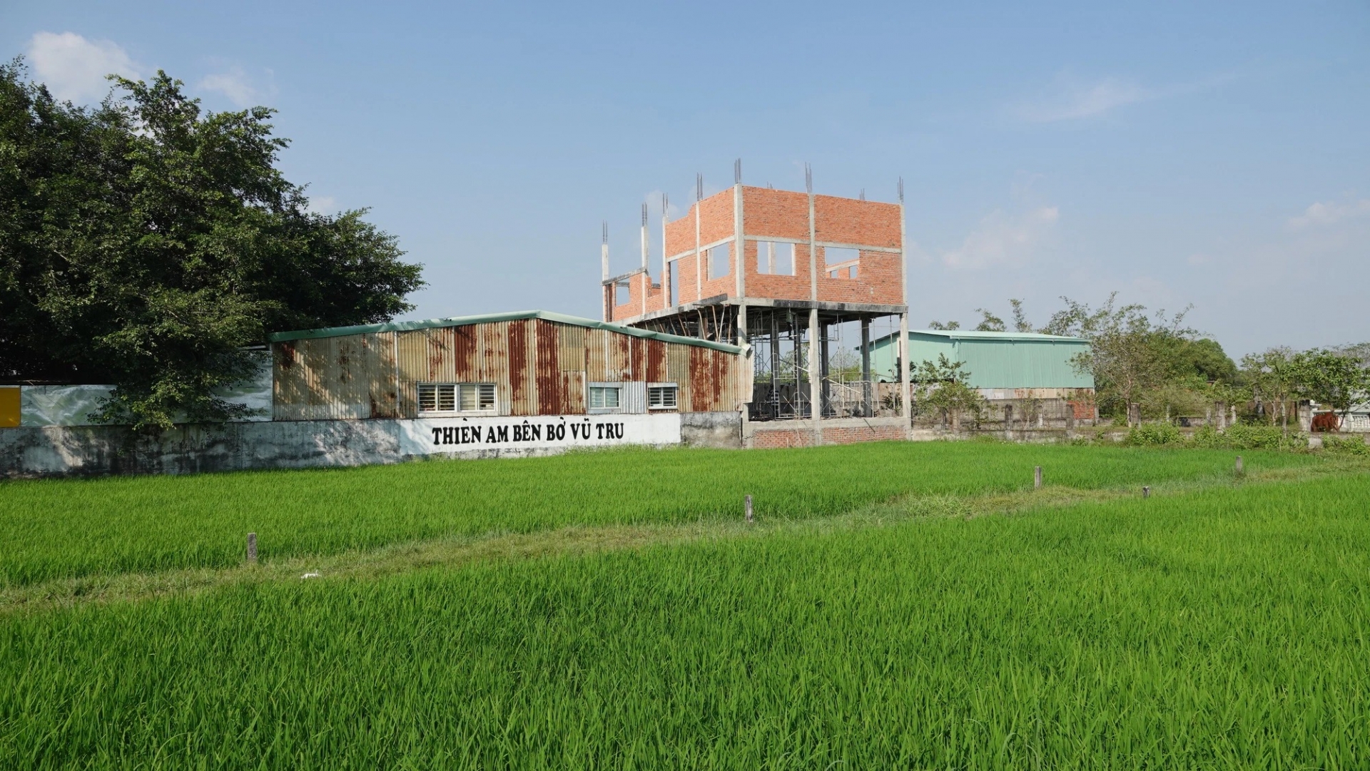 Trước đó, lãnh đạo huyện Đức Hòa, tỉnh Long An khẳng định một phần công trình xây dựng ở Tịnh Thất Bồng Lai không đúng quy định