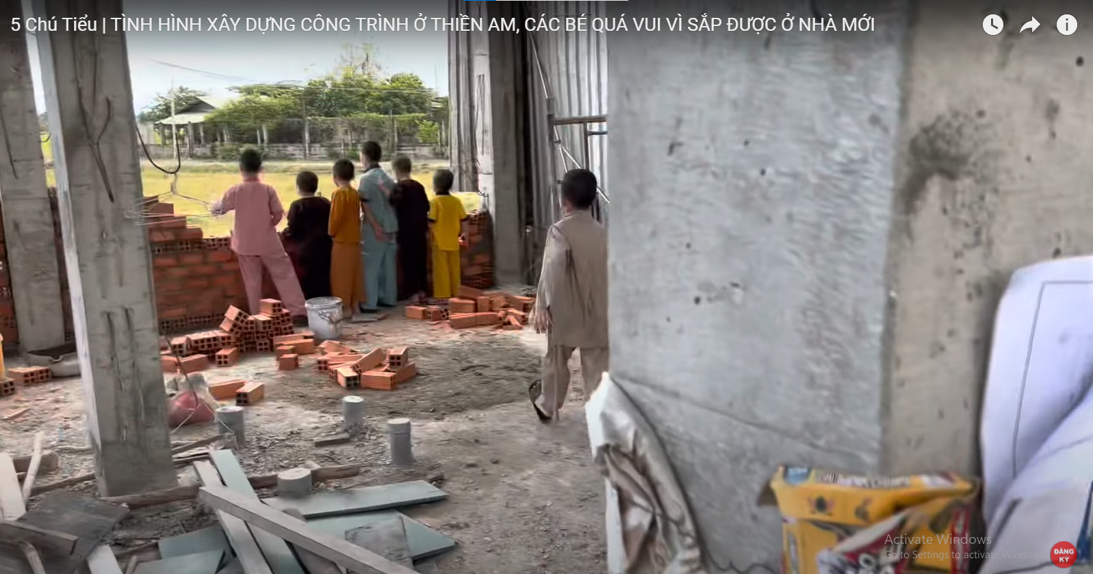 Sự xuất hiện của các chú tiểu với gương mặt vui tươi rạng rỡ gây chú ý cho công chúng