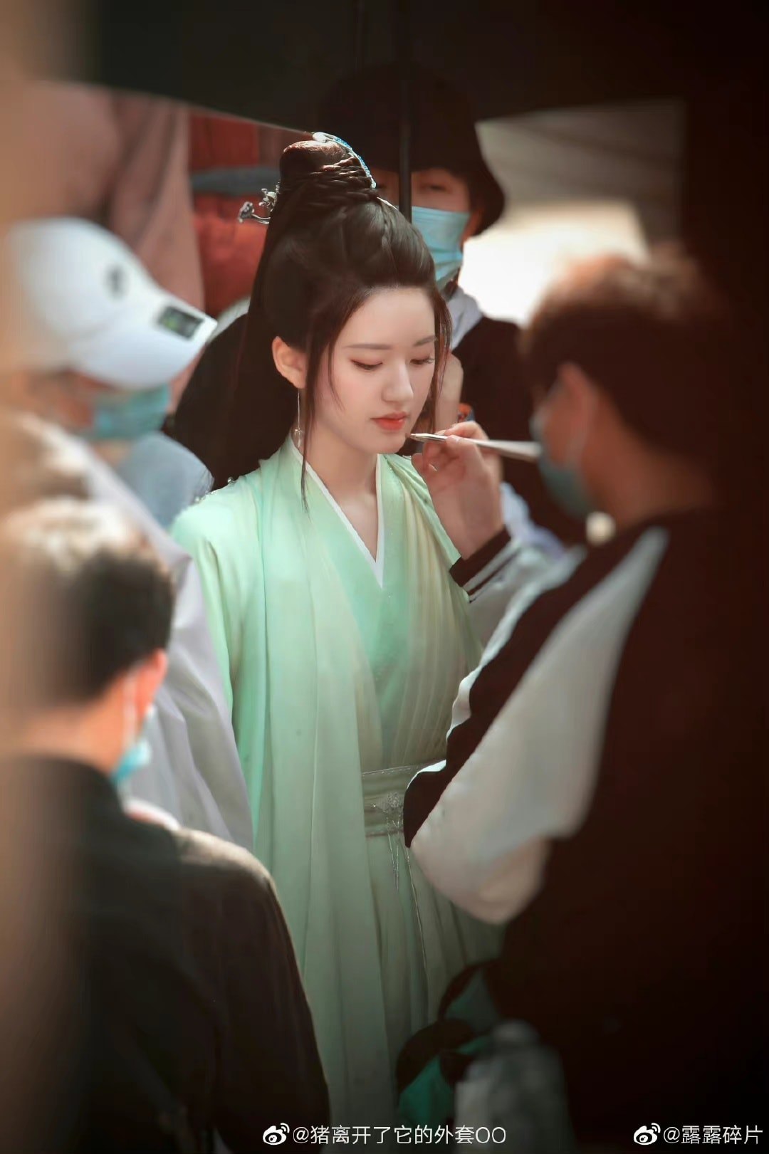 Hình ảnh mới nhất của Triệu Lộ Tư đang chăm chú đọc kịch bản trên phim trường Thả Thí Thiên Hạ