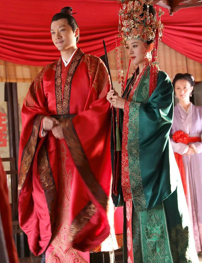 Sohu ngày 26/3 có 1 bài viết gây chú ý khi tiết lộ thông tin hiếm về hôn lễ của Triệu Lệ Dĩnh và Phùng Thiệu Phong. Theo đó, cặp đôi từng tổ chức 1 buổi gặp mặt ở quê, chỉ có 1 vài mâm mời bạn bè, người thân tới dùng bữa.