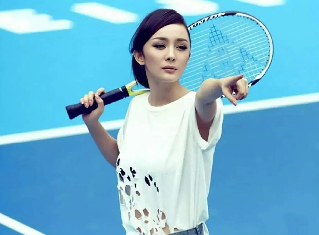 Trang Sohu đưa tin, mới đây 1 blogger đã tìm lại được loạt ảnh chụp quảng cáo của Dương Mịch cách đây 11 năm trước. Rất nhiều fan bình luận rằng họ đãng sốc vì body cực kỳ 'mlem' của cô nàng.