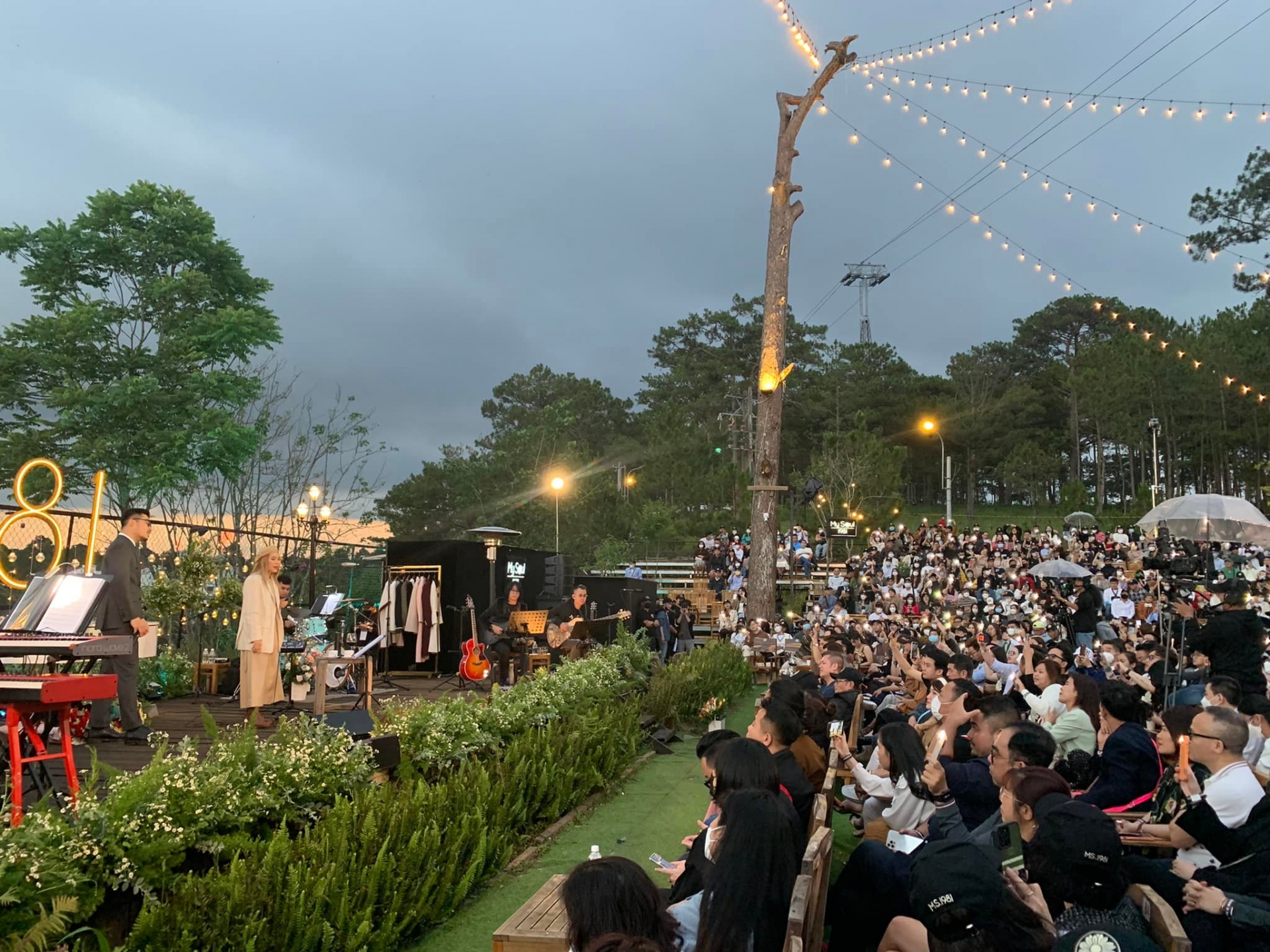 Show diễn của giọng ca đình đám thu hút rất đông sự có mặt của người hâm mộ