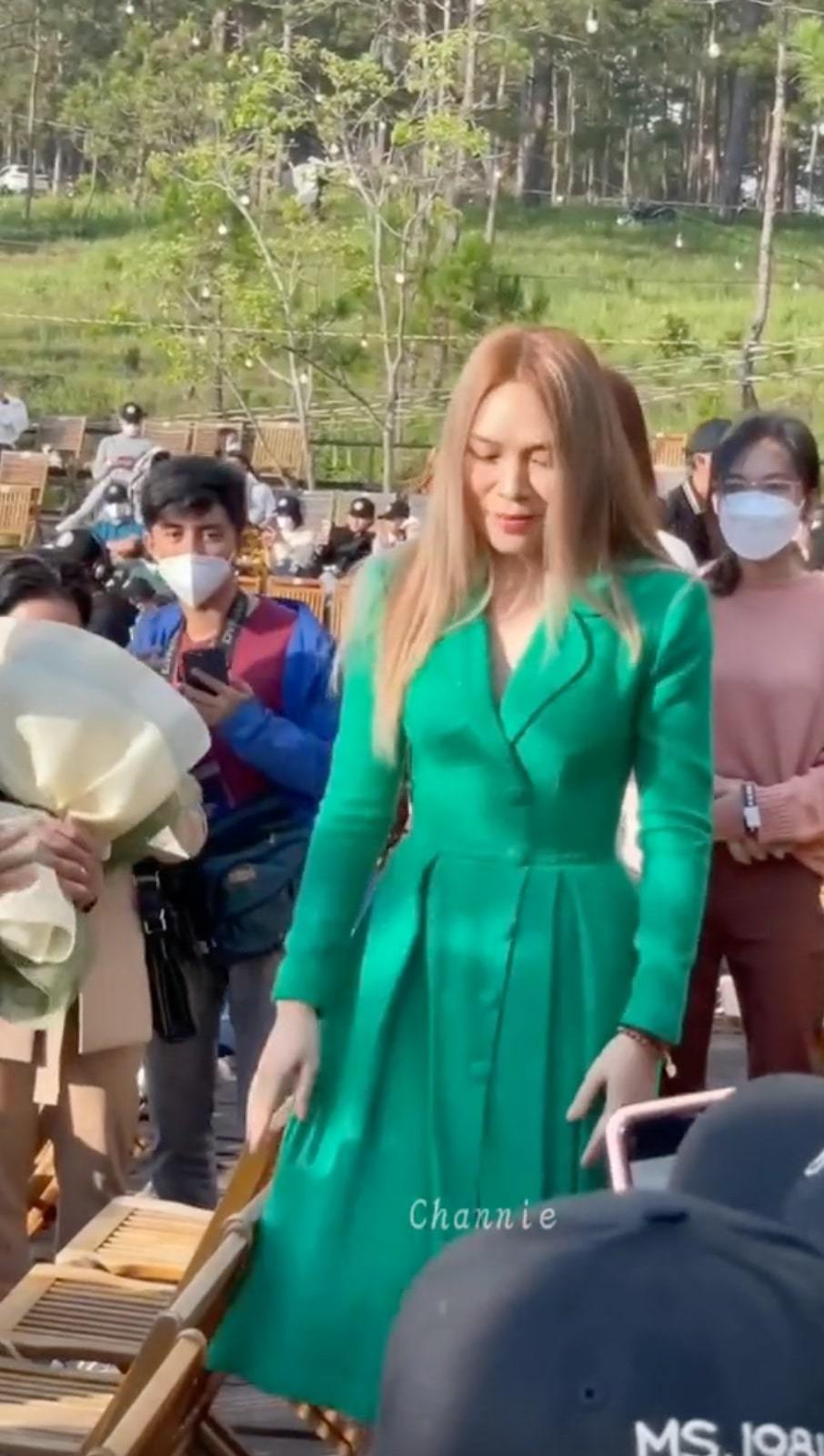 Dù là ống kính của 'team qua đường' thế nhưng vẫn không thể dìm nổi visual đỉnh cao của Mỹ Tâm