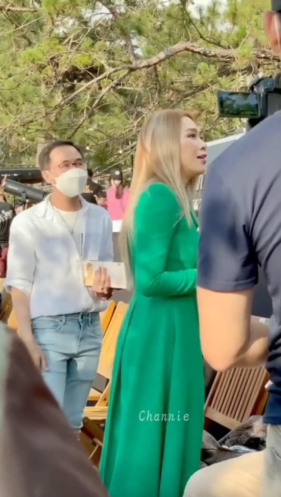 Netizen truyền tay nhau chia sẻ loạt ảnh 'tóm sống' Mỹ Tâm tại hậu trường