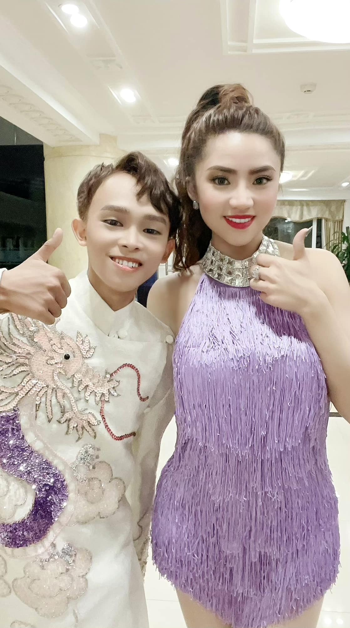 Khung hình nữ ca sĩ Châu Ngọc Tiên chụp chung với Hồ Văn Cường được cư dân mạng quan tâm
