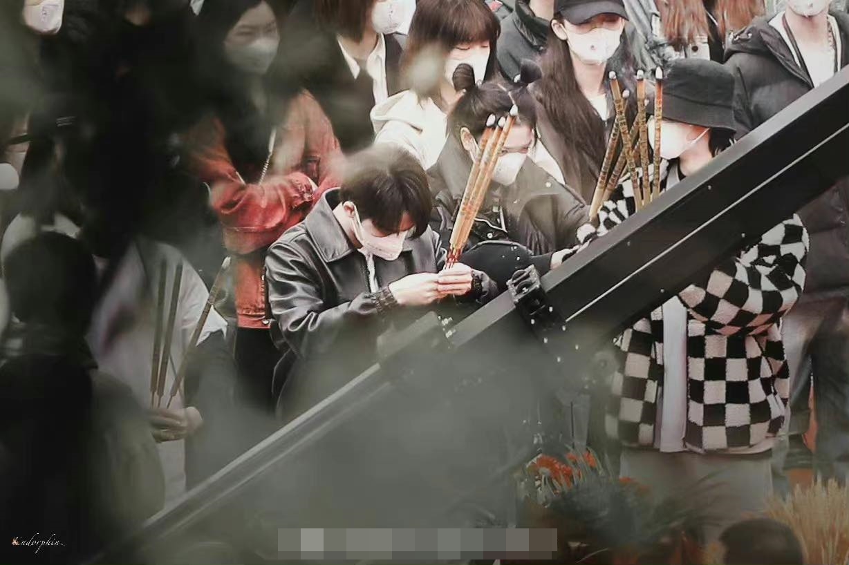 Theo thông tin bộ phim 'Trường Tương Tư' đã chính thức được khai máy vào sáng nay. Phim với sự tham gia diễn xuất của Dương Tử trong vai Cửu Dao, Trương Vãn Ý trong vai Chuyên Húc, Đàn Kiện Thứ trong vai Tương Liễu.