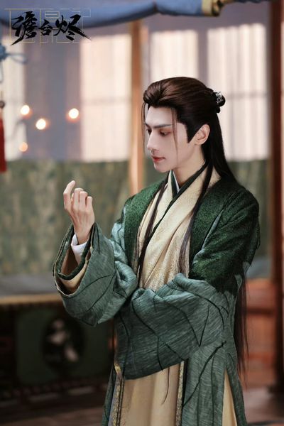 Dưa: La Vân Hi đang là lựa chọn số 1 của các đạo diễn cổ trang. Từ sau Hương Mật Tựa Khói Sương, thù lao của anh đã tăng vọt, địa vị cũng ngày càng lên. Trước mắt, đoàn đội cũng biết chớp thời cơ, lấy phim cổ trang làm chủ, còn bên hiện đại phải tùy vào phản ứng của khán giả sau khi bộ Truy Quang Giả lên sóng mới quyết định có tiếp tục theo đuổi hay không.