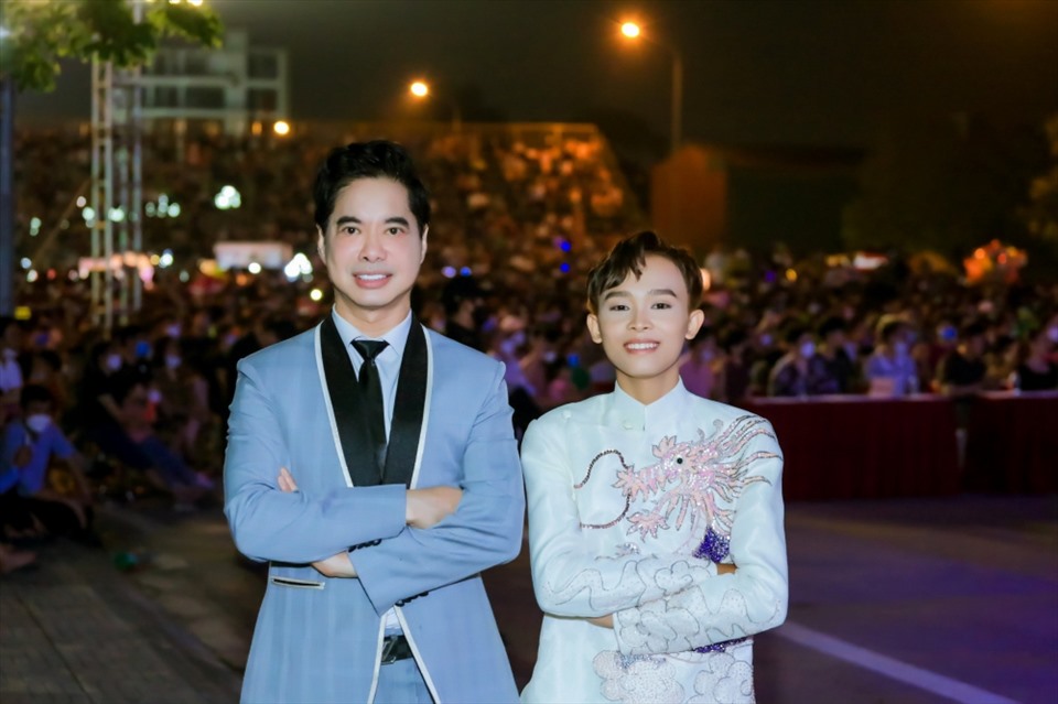 Hồ Văn Cường và danh ca Ngọc Sơn vừa kết thúc chuỗi đêm nhạc tại Ninh Bình, đây cũng là sự kiện đầu tiên đánh dấu màn tái xuất của con nuôi Phi Nhung sau thời gian dài vướng lùm xùm