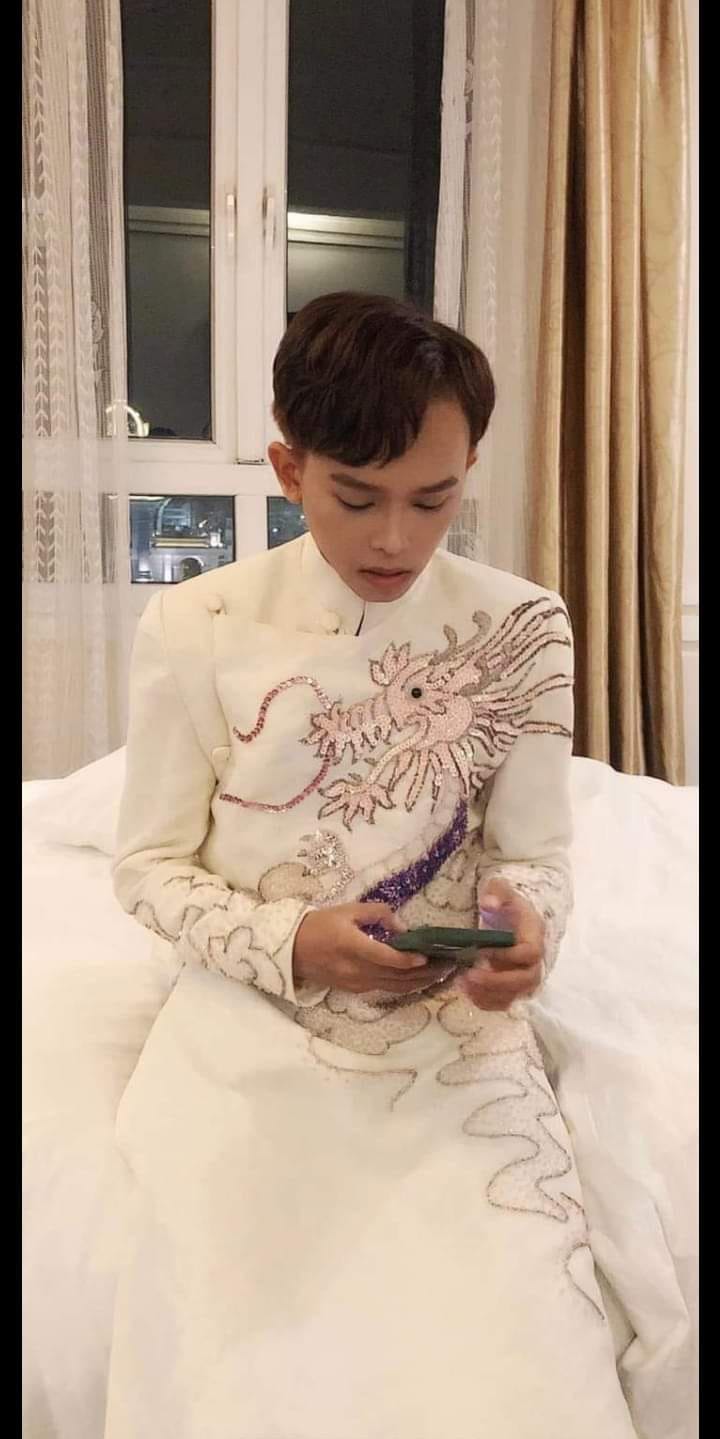 Một số ít cư dân mạng bày tỏ thái độ không đồng tình khi Hồ Văn Cường thường xuyên nhìn vào điện thoại Một số ít cư dân mạng bày tỏ thái độ không đồng tình khi Hồ Văn Cường thường xuyên nhìn vào điện thoại