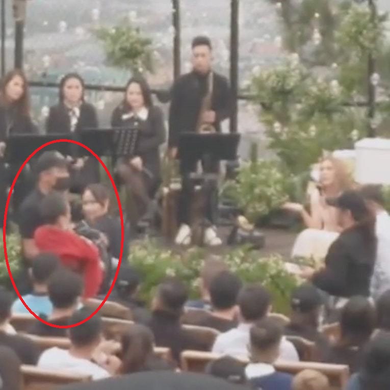 Mỹ Tâm phát hiện có một cụ bà khuyết tật gặp khó khăn trong việc di chuyển phải nhờ sự hỗ trợ của ban tổ chức...