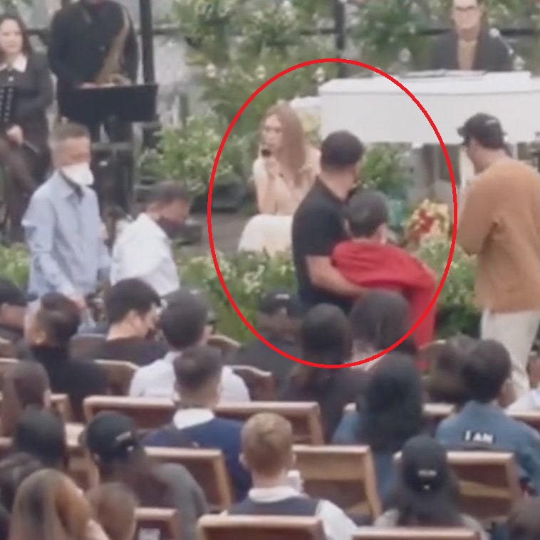 ... Ngay sau đó, nữ ca sĩ trầm ngâm, hướng ánh mắt trìu mến vào vị khán giả đặc biệt đồng thời yêu cầu nhân viên bố trí chỗ ngồi để cụ bà có thể thoải mái nhất xem show