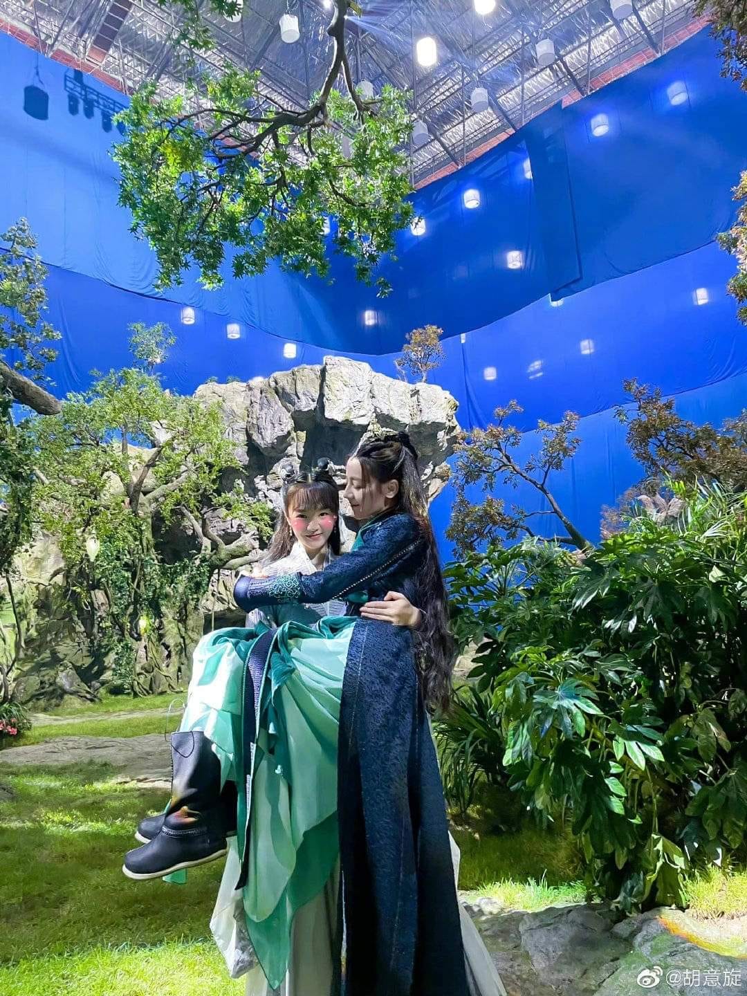 Hồ Ý Hoàn chia sẻ ảnh chụp cùng Địch Lệ Nhiệt Ba khi quay 'Ngự Giao Ký'