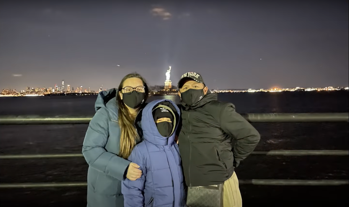 Gia đình con gái Phi Nhung 'sống ảo' tại tượng Nữ Thần Tự Do